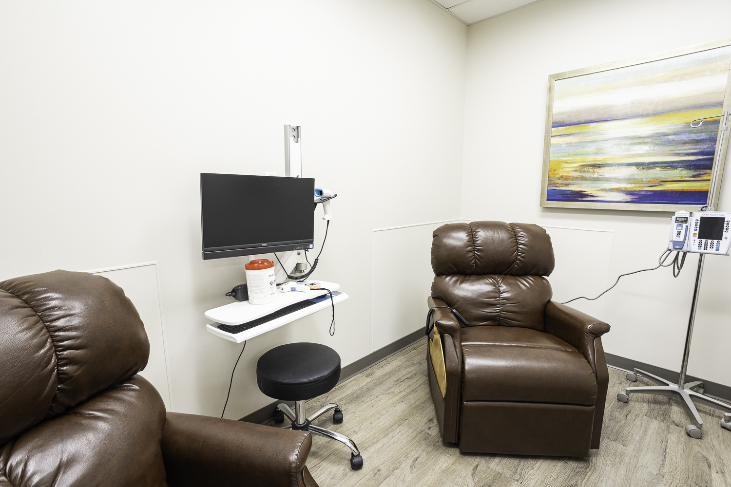 Specialty Infusion Center at Memorial Hermann The Woodlands Medical Center private treatment room.