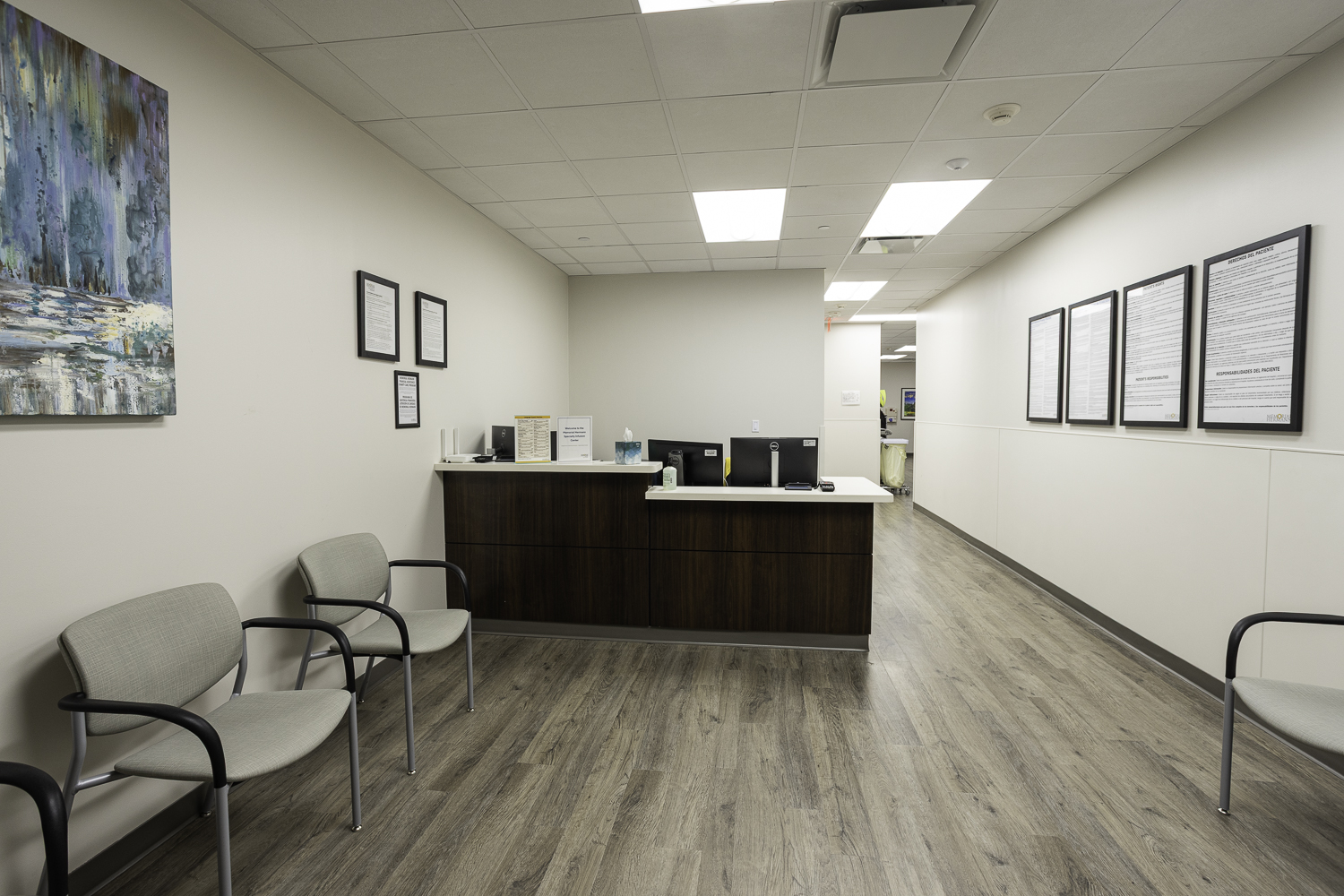 Specialty Infusion Center at Memorial Hermann The Woodlands Medical Center reception area and desk.