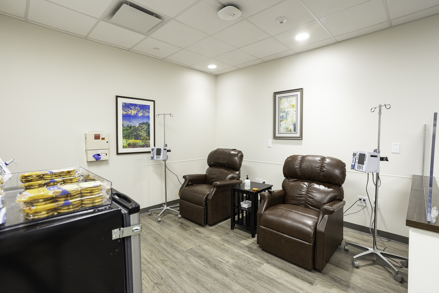 Specialty Infusion Center at Memorial Hermann The Woodlands Medical Center treatment room.