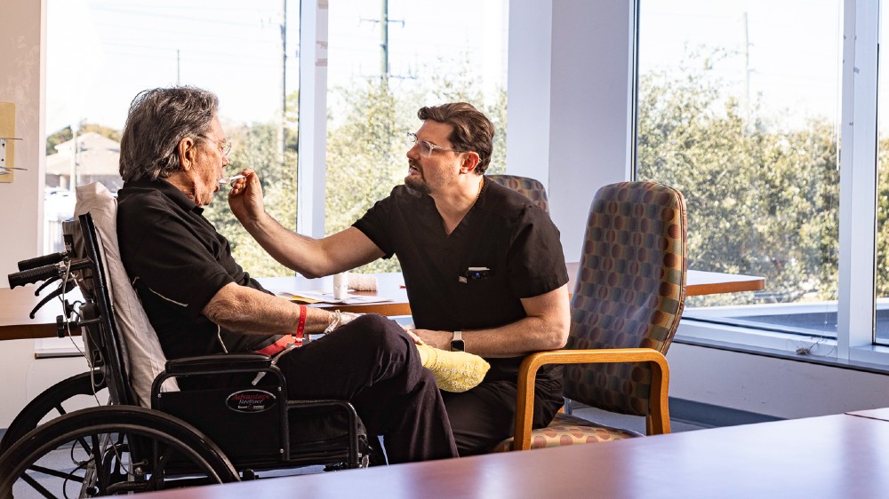 Memorial Hermann Rehabilitation Hospital-Katy patient and therapist dine in the dining room